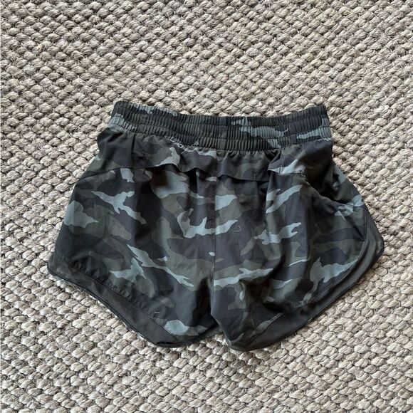 Athleta Mesh Racer Run Short 4" Olive Camo Lux XS - Picture 4 of 4